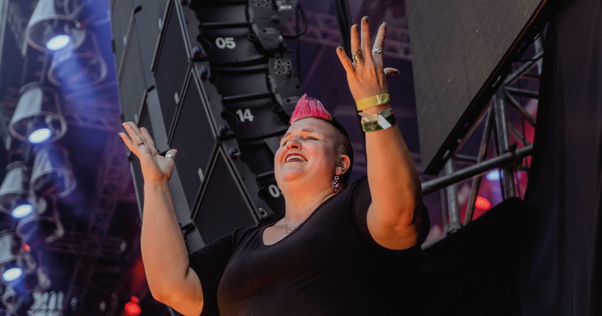1 Hour Sign Language The sign language interpreter changing the way we listen to… | Huck